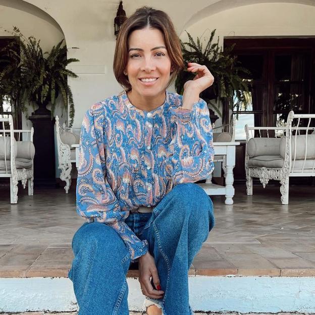 Blusa estampada, vaqueros y alpargatas: el look cómodo de Virginia Troconis que tienes que copiar en primavera y que rejuvenece al instante