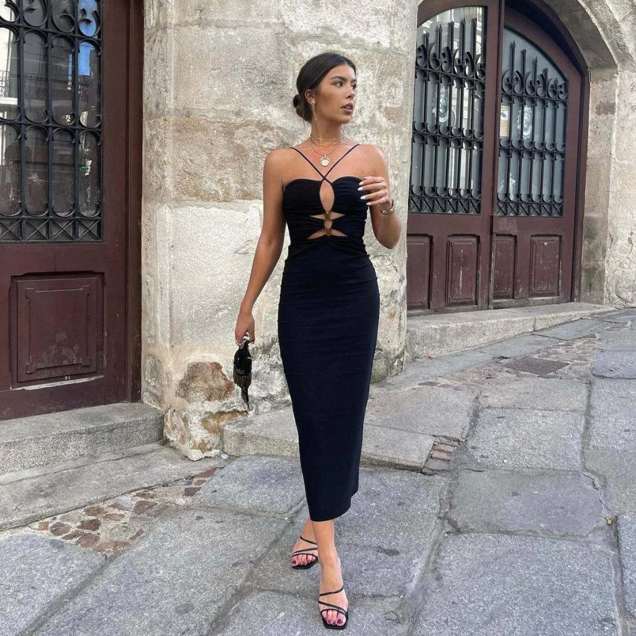 Las influencers confirman que este es vestido negro más elegante de temporada con el que presumirás de tipazo | Mujer Hoy