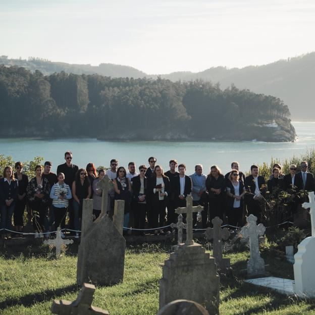 Un momento del funeral de la nueva ficción de la plataforma española. 