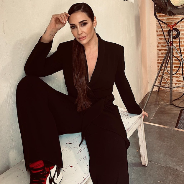 Vicky Martín Berrocal llevó un traje de chaqueta negro, su look favorito, a la fiesta de cumpleaños de Jon Kortajarena. 