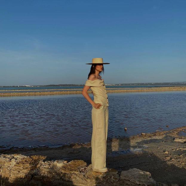 Pincha en la imagen para ver Estas son las camisas de lino elegantes, fresquitas y cómodas que te van a salvar todos los looks de verano