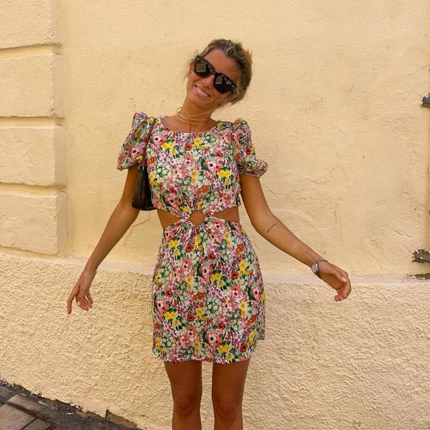 El vestido con estampado floral que necesitas para rejuvenecer y verte estilizada en verano es este de Springfield que adoran las influencers