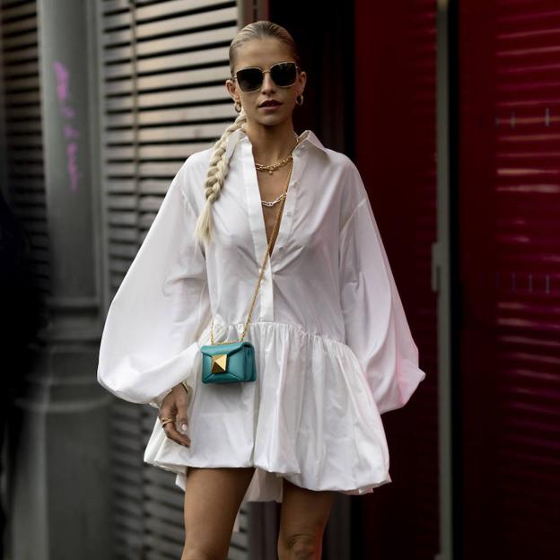 Este verano necesitas un caftán corto de color blanco para lucir un look playero favorecedor