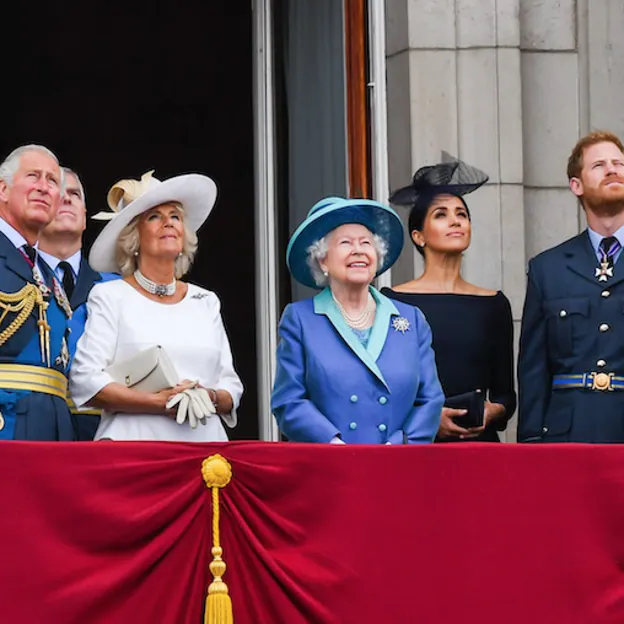 Desterrados del balcón de Buckingham Palace: los favoritos y los caídos, así ha cambiado la foto de familia de Isabel II en los últimos 20 años