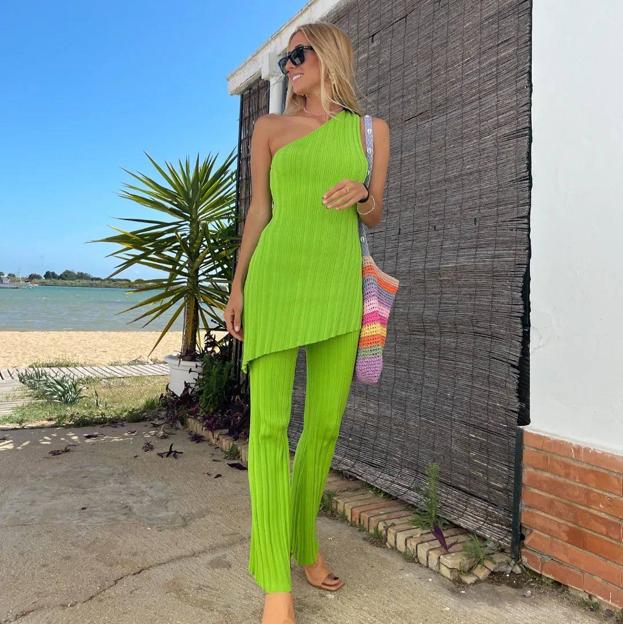 Alucina con este moderno y favorecedor conjunto verde de Zara que causa sensación en Instagram por lo mucho que estiliza