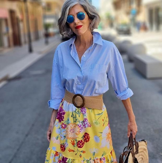 La falda larga con estampado de flores que querrán llevar todas las mujeres de más de 50 porque estiliza y rejuvenece cualquier look