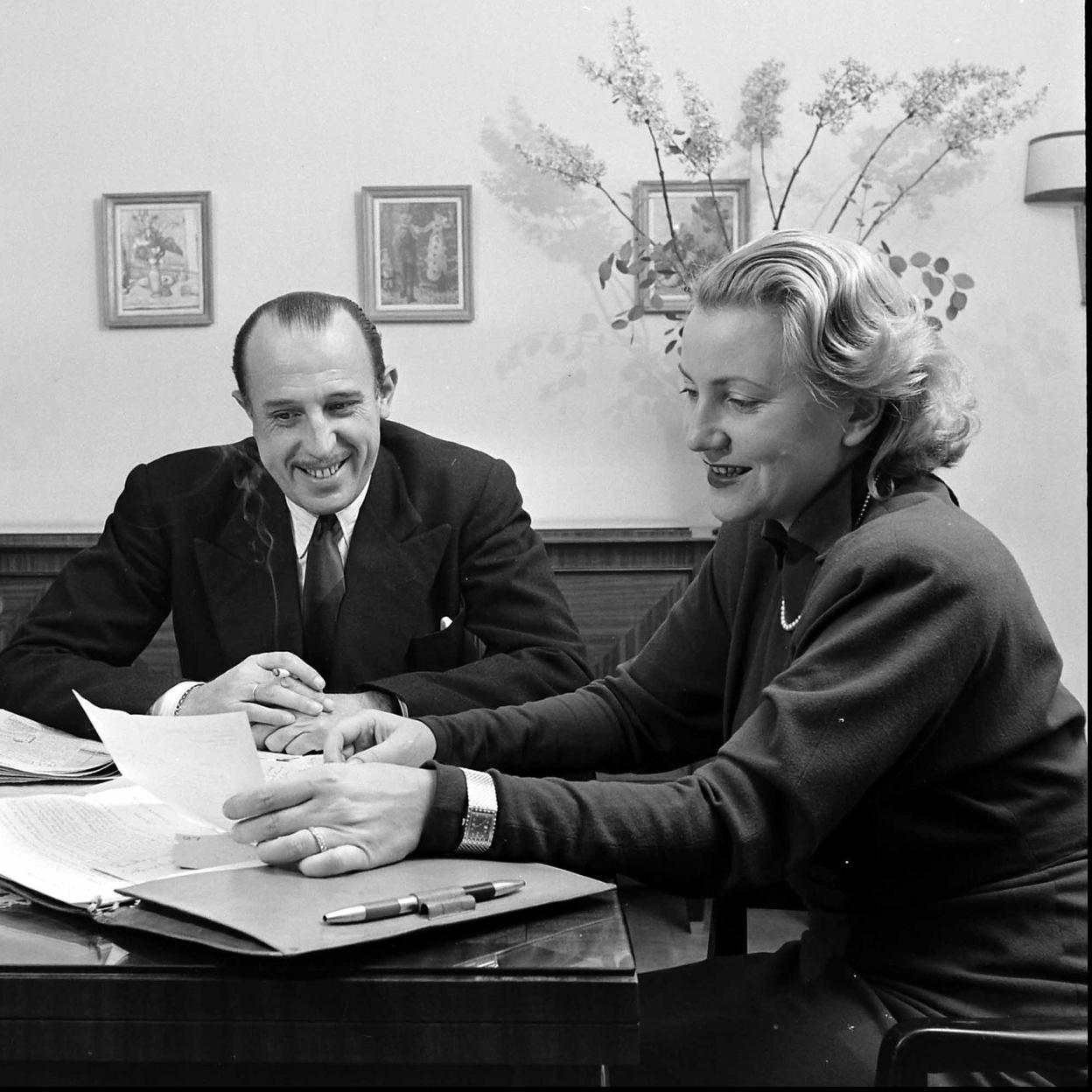 Carlota Tiedemann y el infante don Jaime, duque de Segovia en su casa de Lausana./getty images