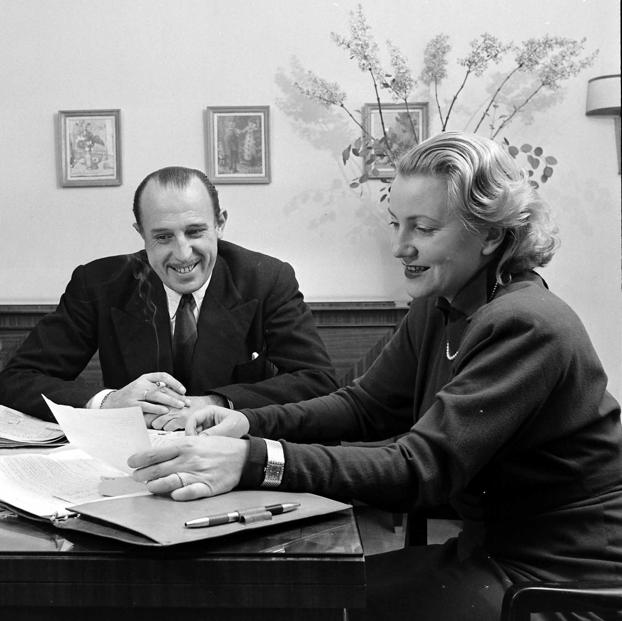 Carlota Tiedemann y el infante don Jaime, duque de Segovia en su casa de Lausana.