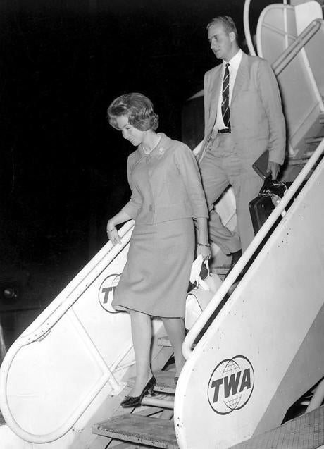 Don Juan Carlos y doña Sofía llegando al aeropuerto de Londres.