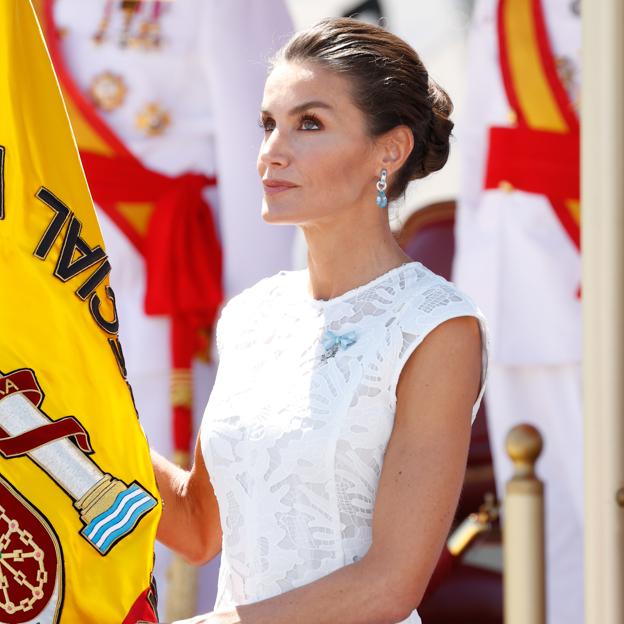 La reina Letizia sorprende con este espectacular vestido de Sfera: blanco, con transparencias y encaje, y muy favorecedor