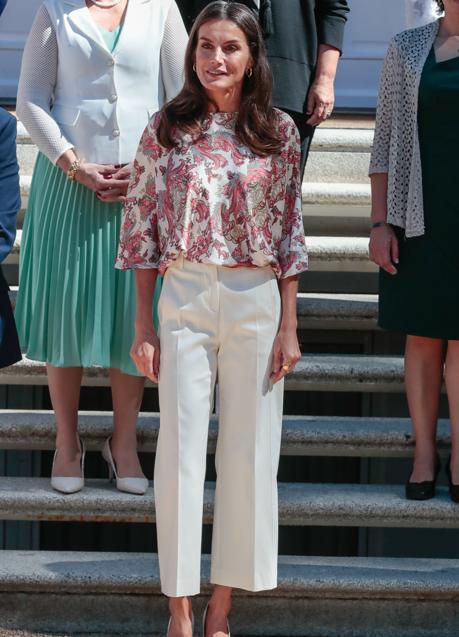 La reina Letizia con pantalones blancos. / GTRES