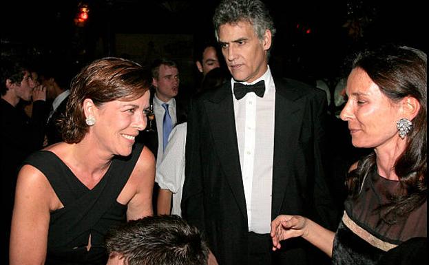 Los padres de Tatiana Santo Domingo con Carolina de Mónaco en una fiesta.