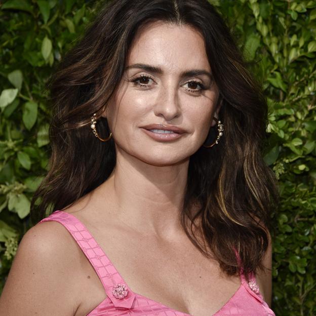 El vestido rosa largo de Penélope Cruz que puedes comprar en Mango y ser la mejor vestida en las noches de verano