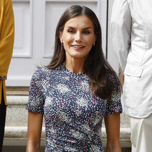 La reina Letizia presume de tipazo con un bonito vestido midi estampado que puedes comprar en el Mango