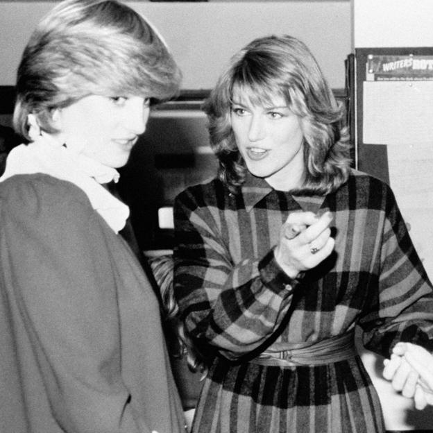 La periodista Selina Scott con la princesa Diana de Gales.