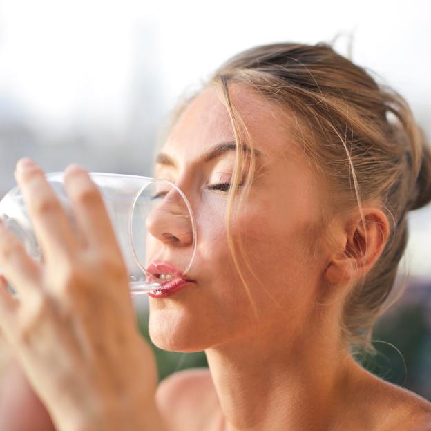 Los beneficios de tomar agua en ayunas: de acelerar el metabolismo a ayudarte a eliminar toxinas 