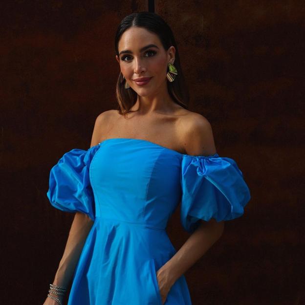 Vestido midi de mangas abullonadas, la prenda estrella del verano que estiliza, sienta bien a todas y que podrás llevar tanto con zapatillas como con sandalias de tacón