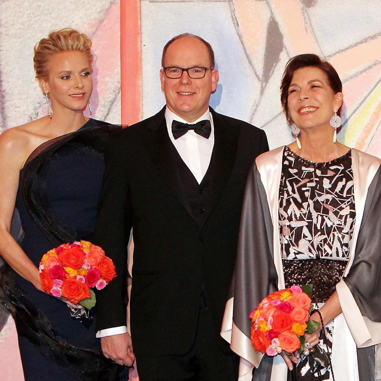 Charlène de Mónaco acompañando a su marido, Alberto de Mónaco, y su cuñada, la princesa Carolina, en el Baile de la rosa de 2014./gtres