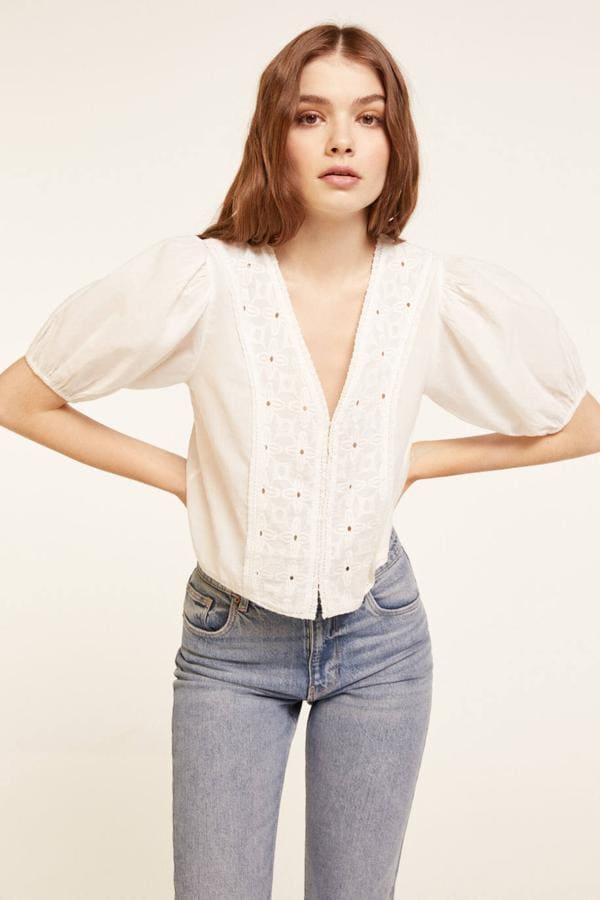 blusas blancas románticas que tienes que comprar estas rebajas rejuvenecer todos tus al | Mujer Hoy
