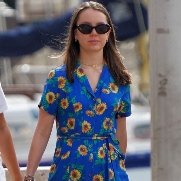 El vestido de Alexandra de Hannover que ha llevado con sandalias planas y capazo es el look de verano perfecto, barato y muy fácil de copiar