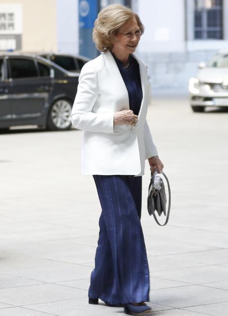 La reina Sofía con un conjunto azul y blazer blanca. / GTRES