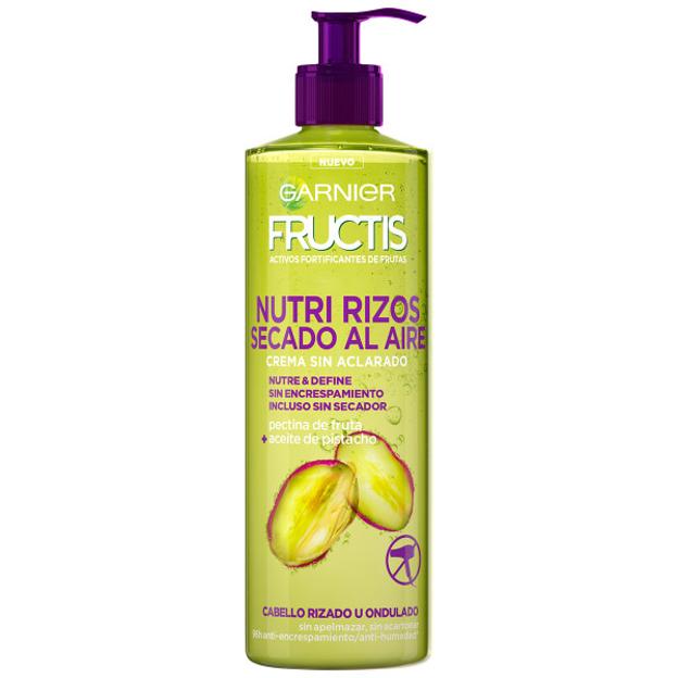 La crema sin aclarado Fructis Nutri Rizos Secado al Aire (3,99 euros) es una crema de peinado enriquecida con aceite de pistacho y pectina de fruta.