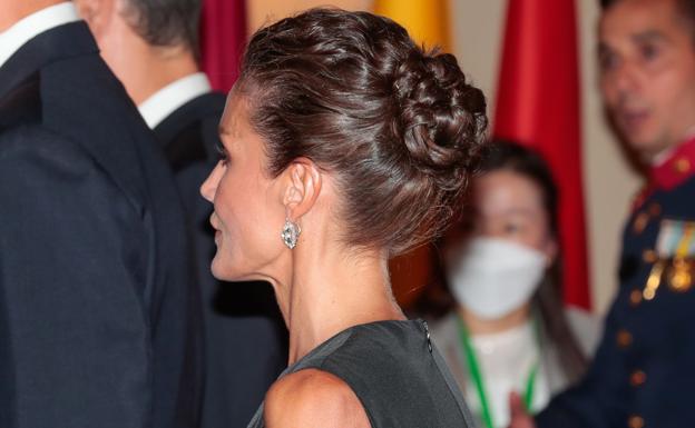 Detalle del moño a media altura con el que Letizia ha deslumbrado en la primera cena de la cumbre de la OTAN en Madrid. 