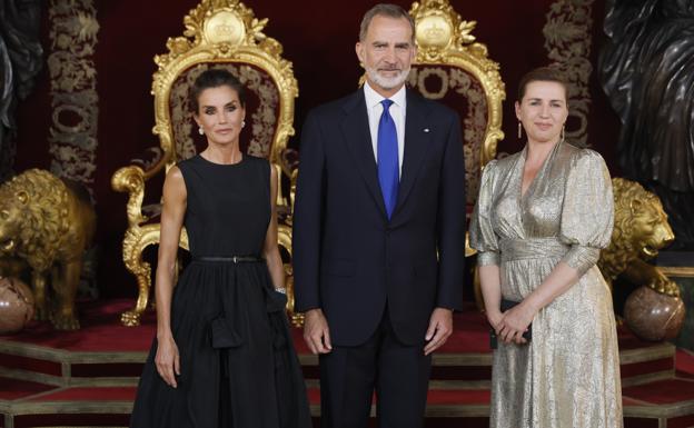 Los reyes Felipe VI y Letizia, junto a la primera ministra de Dinamarca, Mette Frederiksen. 