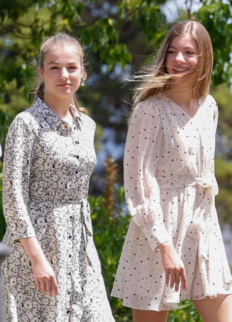 Leonor y Sofía con vestidos estampados en blanco y negro. / GTRES