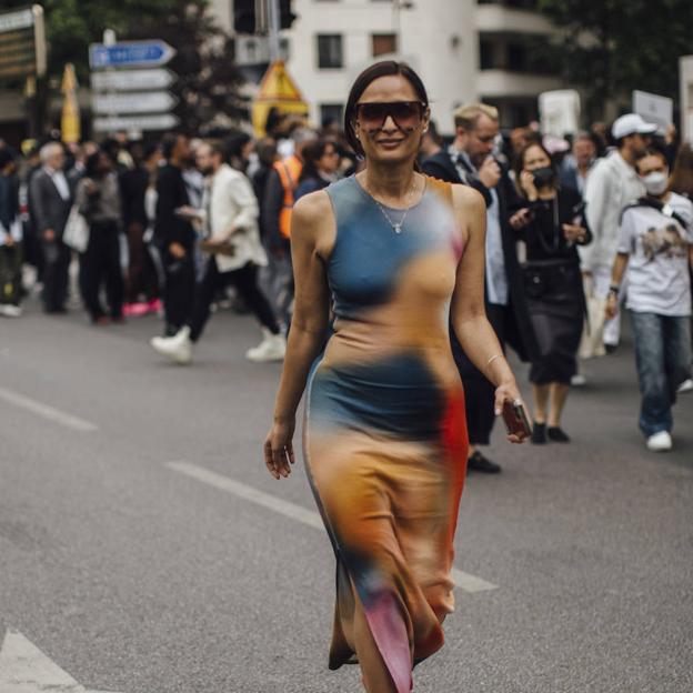 Midi o corto: dos vestidos camiseta con estampado de rayas que encontrarás en H&M y que te van a solucionar tus looks más cómodos de la temporada