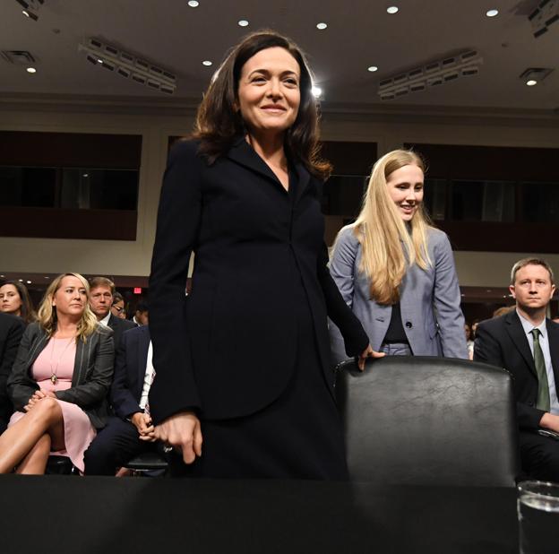 Sheryl Sandberg: la nueva vida de la jefa de Facebook (después de 'abandonar' por sorpresa a Mark Zukerberg)