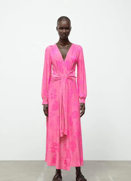El vestido rosa de la nueva colección de que no paramos de ver en | Mujer