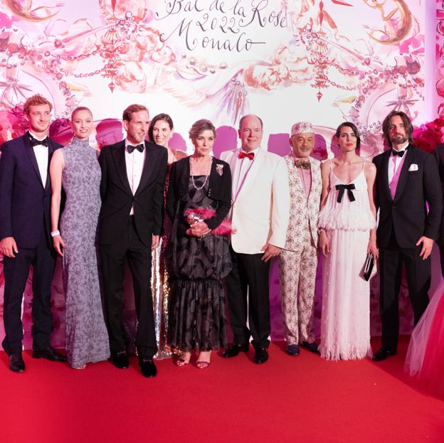 La nueva generación Grimaldi ha vuelto a triunfar en el recuperado Baile de la Rosa, con Carlota Casiraghi y Alexandra de Hannover como estrellas de la noche. 