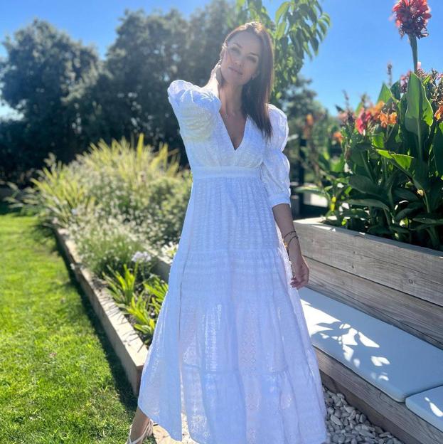 Copia el look con el que Helen Lindes ha triunfado en Instagram: un precioso vestido blanco (made in Spain) que sienta de maravilla