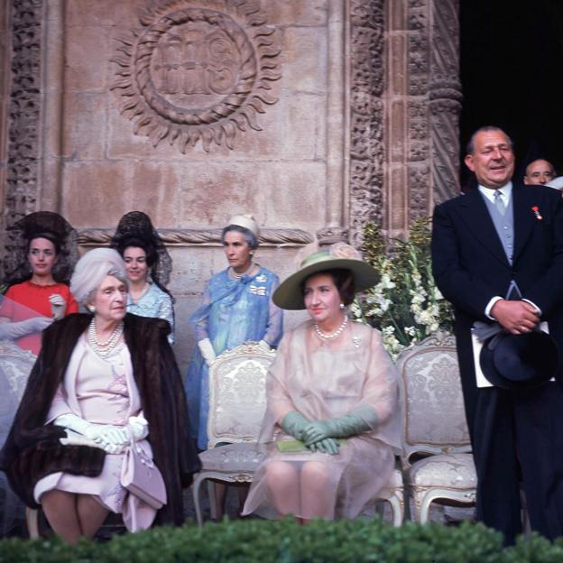 De izquierda a derecha, la reina Victoria Eugenia, María de las Mercedes y, de pie, don Juan, conde de Barcelona. 