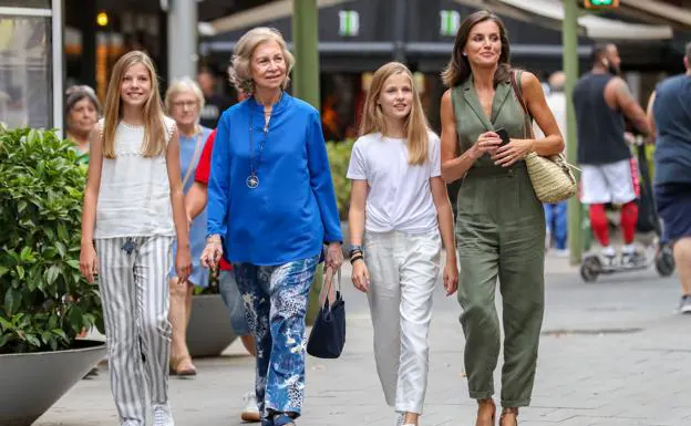 La reina Sofía con sus nietas, la princesa Leonor y la infanta Sofía, de compras por Mallorca junto a la reina Letizia