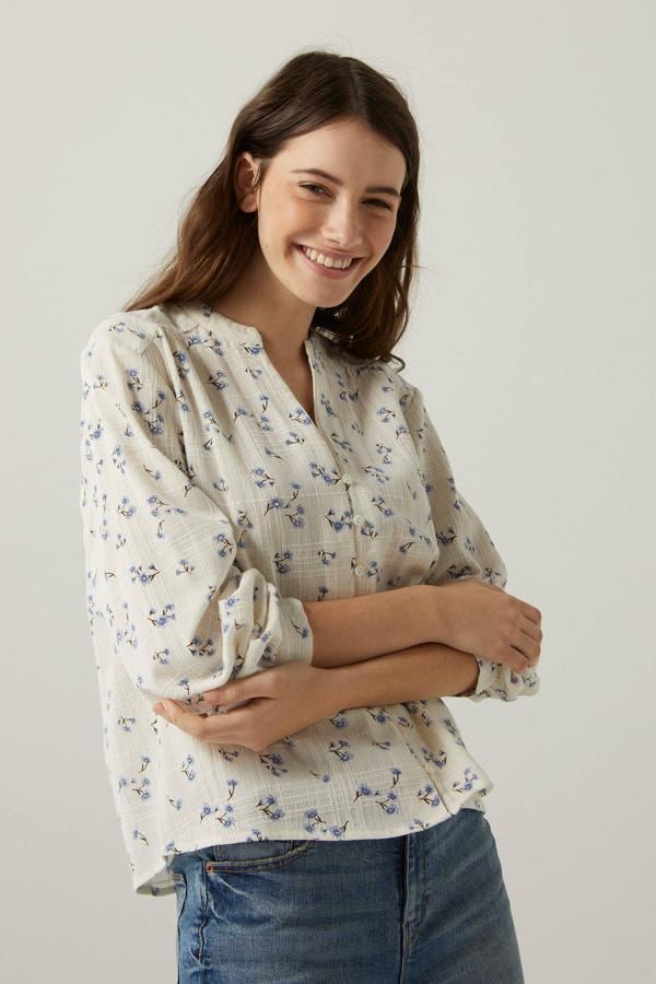 son las bonitas blusas con floral de Cortefiel que tienes que comprar antes de que terminen las rebajas | Mujer Hoy