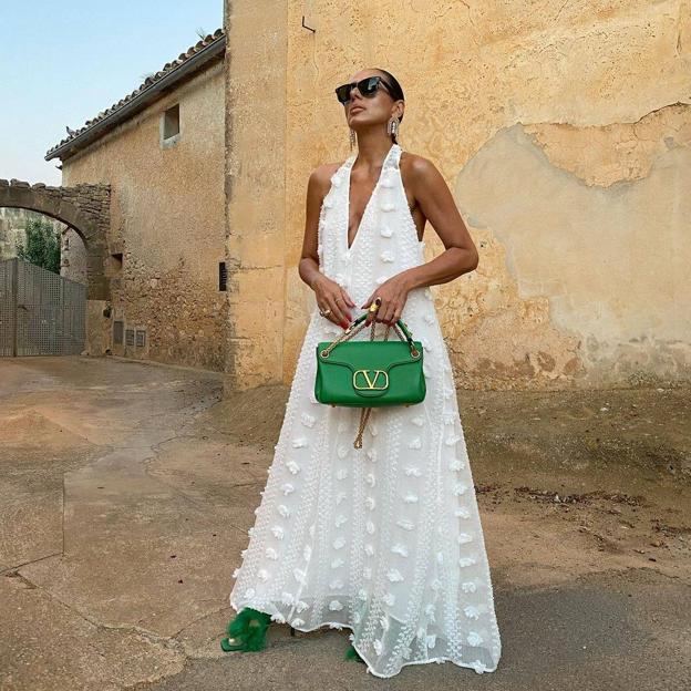 El vestido blanco más elegante del verano es este de Massimo Dutti Studio que puedes llevar en cualquier ocasión y ser la mejor vestida