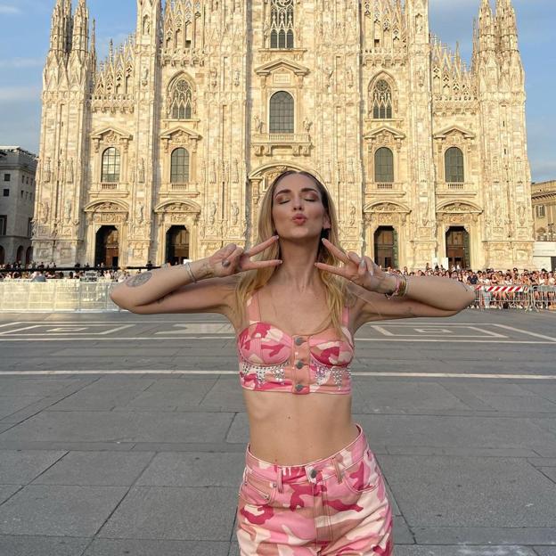 Chiara Ferragni con top beach city.