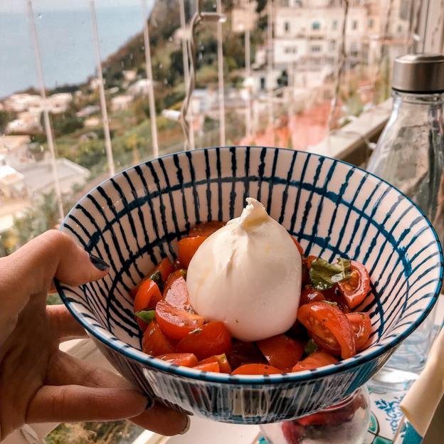 Vistas de lujo, platos pequeños y poca comidad son lo que ofrecen la mayoría de restaurantes de la costa Amalfitana.