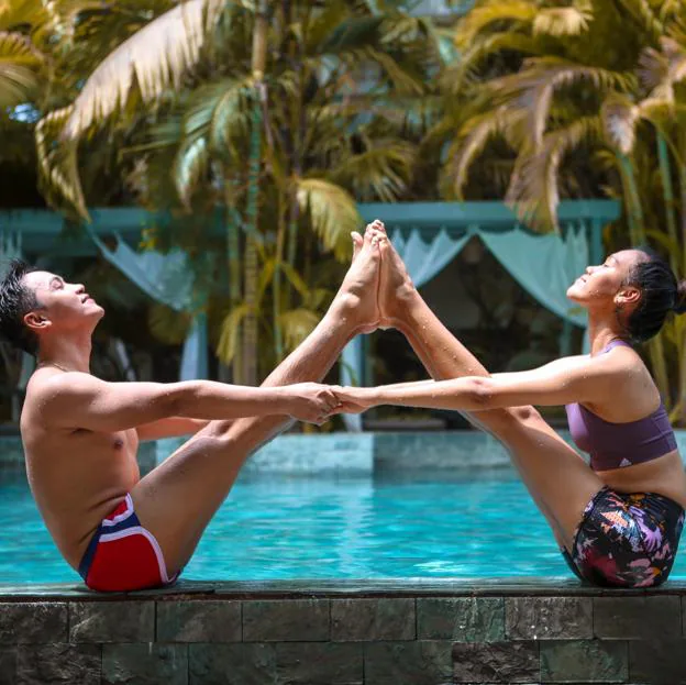 Posturas de yoga para hacer en pareja: cómo tonificar la figura y