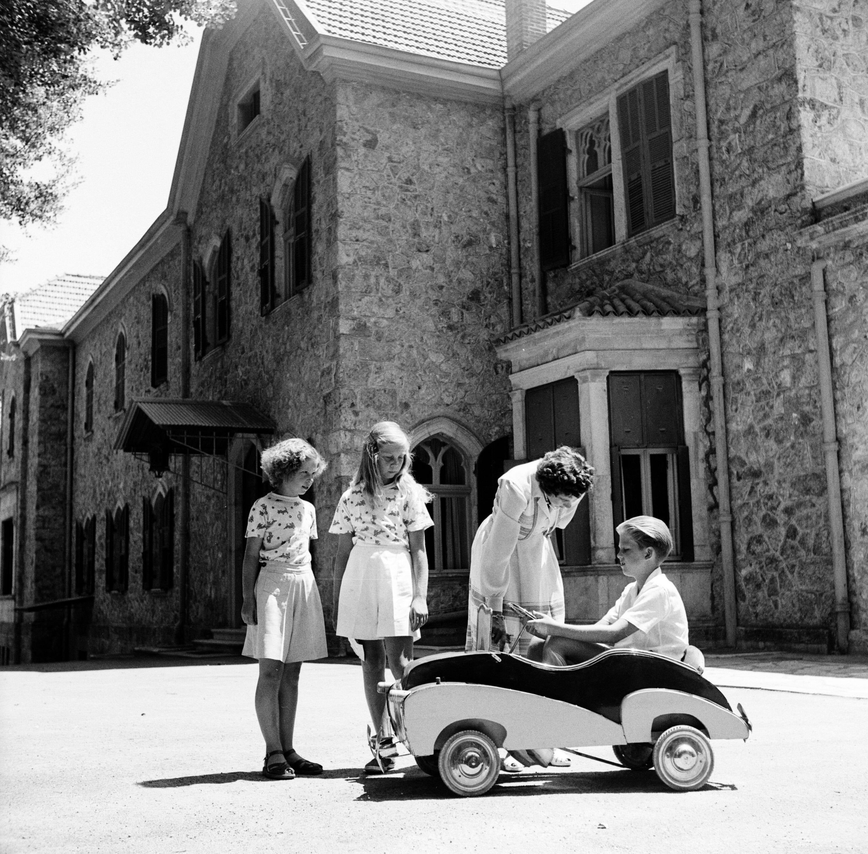 La reina Sofía, la segunda por la izquierda, junto a sus hermanos Irene y Constantino en el palacio de Tatoi donde pasabn los veranos./getty