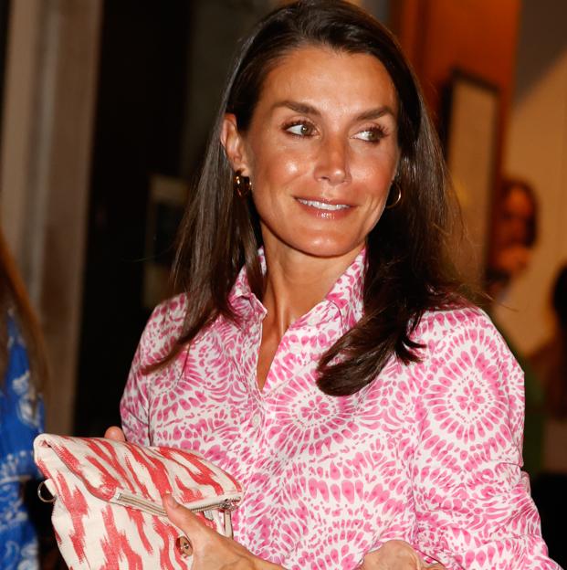 El vestido mini de Zara superventas de la reina Letizia: el look de influencer a juego con Leonor con el que ha sorprendido en Mallorca