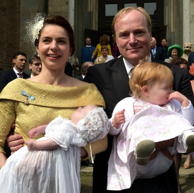 Carlos Javier de Borbón Parma con sus mujer y sus hijas. 