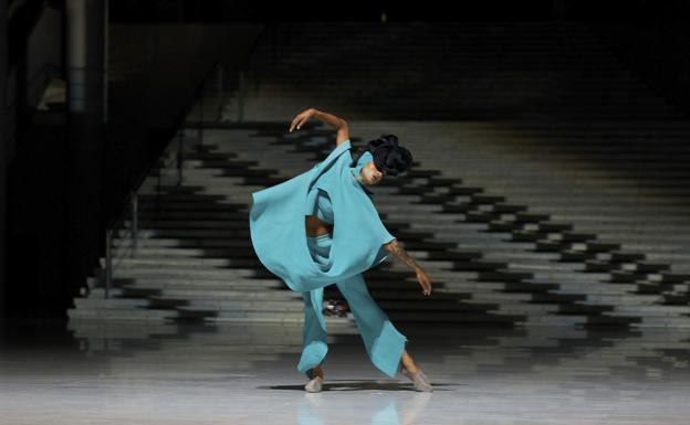 Imagen de la colección SS22 de Issey Miyake, presentada en la Semana de la Moda de París