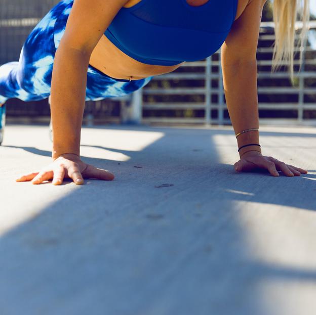 Cómo y por qué hacer planchas a los 50: la clave para acelerar el metabolismo y fortalecer el core