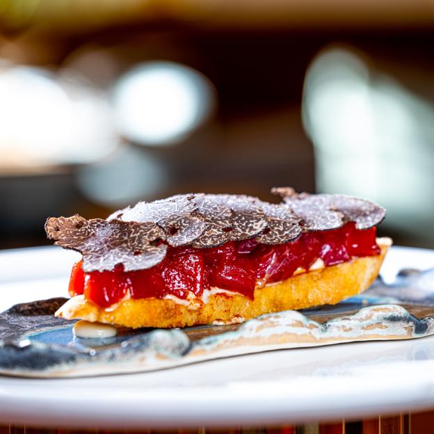 La espectacular tosta de tarantelo de atún rojo, soja, tomate y trufa negra del Bugao. 