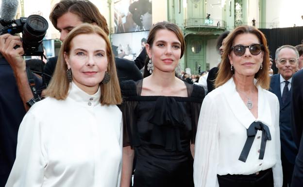 Carole Bouquet, Carlota Casiraghi y su madre, Carolina de Mónaco, en la alta costura de París.