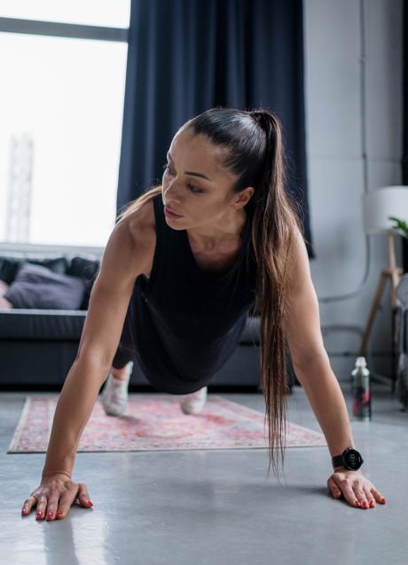 Mujer preparada para realizar escaladores. 