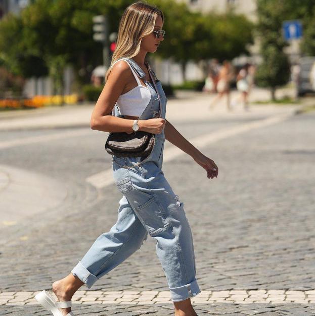 La prenda del otoño va a ser un peto vaquero en tendencia: salva looks, quita años y es ideal